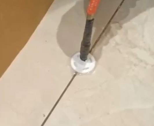 遂平瓷砖空鼓维修公司专业解答瓷砖在铺贴过程中，如果没有涂抹均匀到位的粘结材料（如水泥砂浆或瓷砖胶），可能会导致以下问题